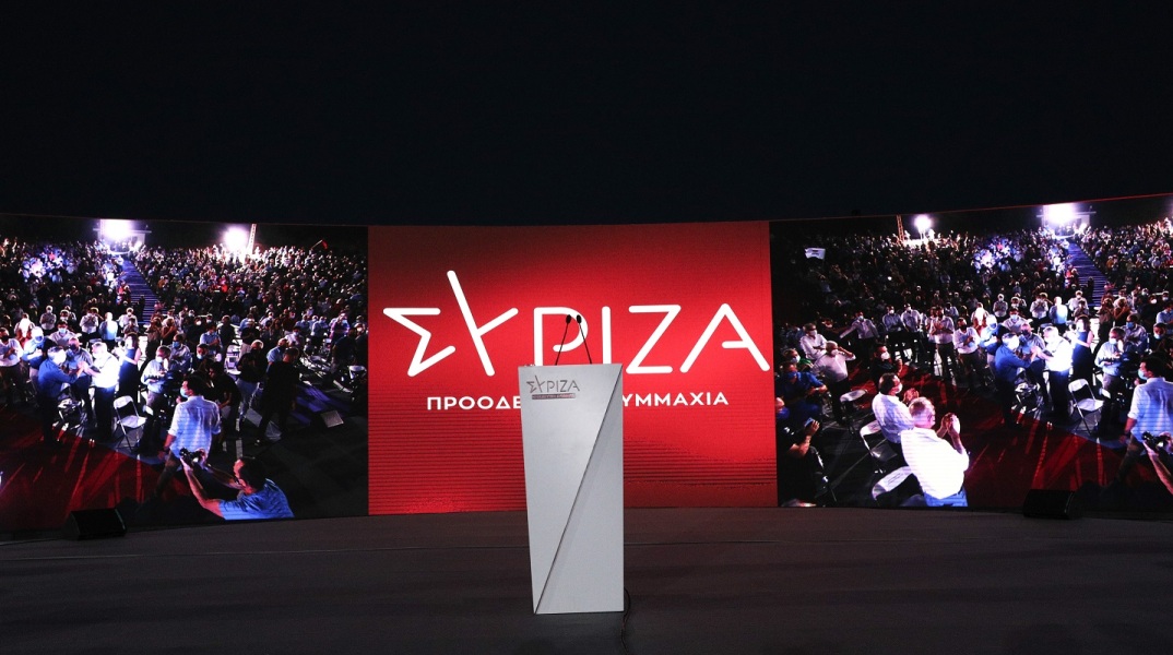 Βάθρο σε εκδήλωση του ΣΥΡΙΖΑ