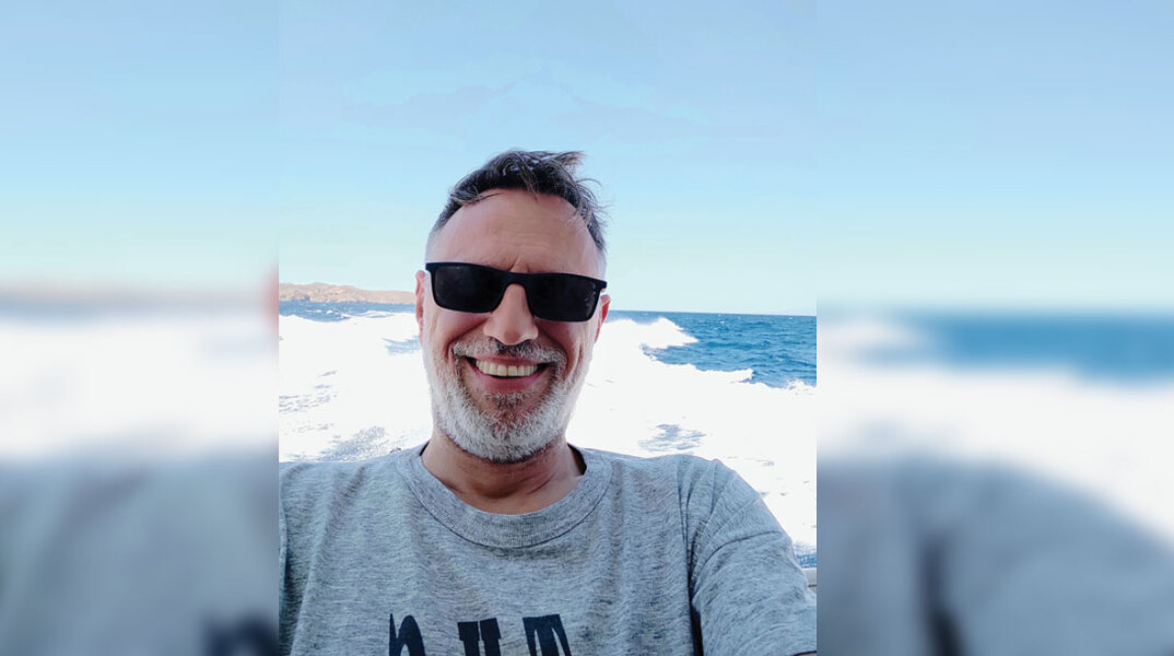 Ο Λεωνίδας Αντωνόπουλος, δηµοσιογράφος και διευθυντής του ραδιοσταθµού Kosmos 93,6 & 107,0