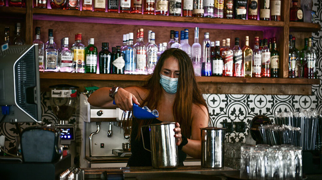 Εργαζόμενη σε μπαρ (ΦΩΤΟ ΑΡΧΕΙΟΥ) - Σε ισχύ τα νέα μέτρα στην εστίαση και στους χώρους διασκέδασης