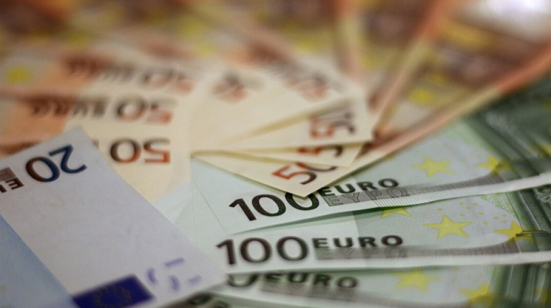 Χαρτονομίσματα ευρώ (ΦΩΤΟ ΑΡΧΕΙΟΥ) - Στην έκθεσή του το ΔΝΤ προβλέπει ανάπτυξη 3,3% εφέτος για την ελληνική οικονομία