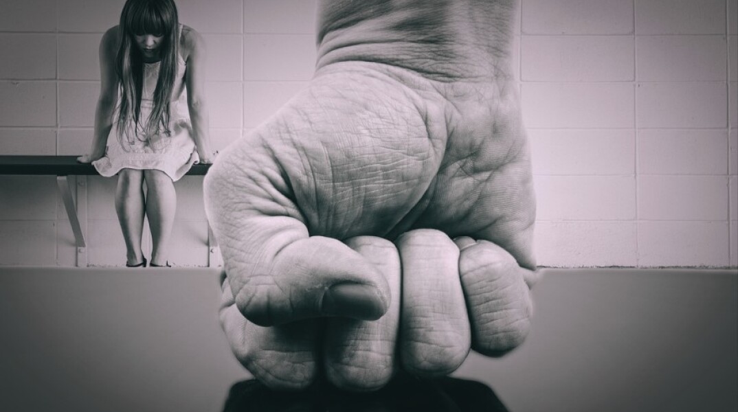 Γυναίκα με σκυμένο κεφάλι και άντρας που δείχνει τη φροθιά του © Pixabay - Αύξηση της ενδοιοικογενειακής βίας μέσα στο 2020