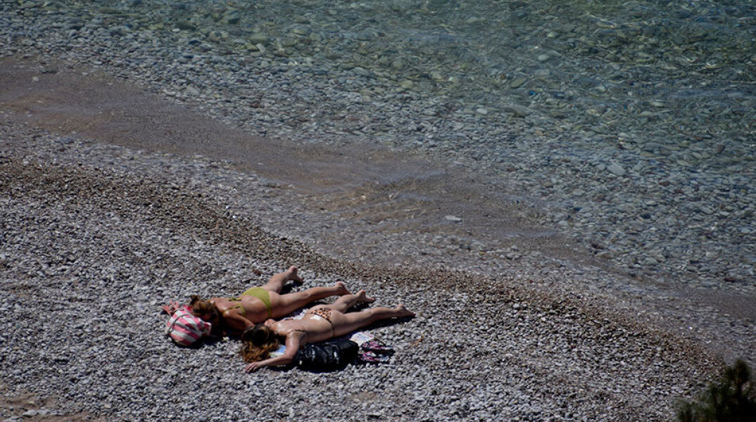 Λουόμενες σε παραλία (ΦΩΤΟ ΑΡΧΕΙΟΥ) - Ο καιρός αύριο Σάββατο 17 Ιουλίου 2021 θα είναι ζεστός