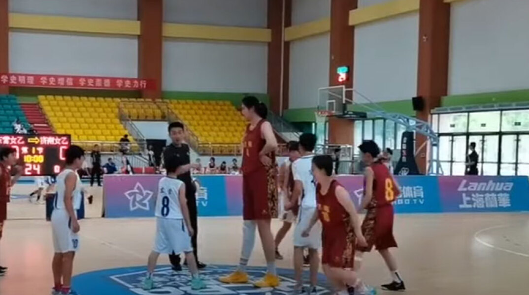 Η Ζανγκ Ζιγού (Zhang ZiYu) είναι 14 ετών, παίζει μπάσκετ και έχει ύψος 2,27 μ.