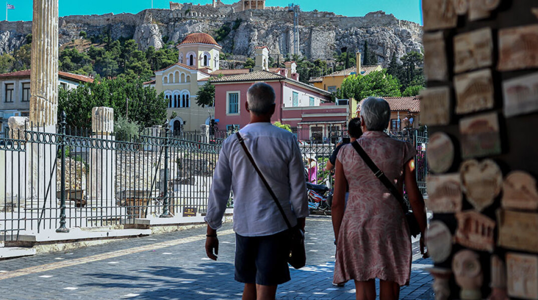 Πολίτες περπατούν στο Μοναστηράκι (ΦΩΤΟ ΑΡΧΕΙΟΥ) - Ο ΕΟΔΥ ανακοίνωσε τα νέα κρούσματα κορωνοϊού και το πού εντοπίστηκαν σήμερα Παρασκευή 16 Ιουλίου 2021