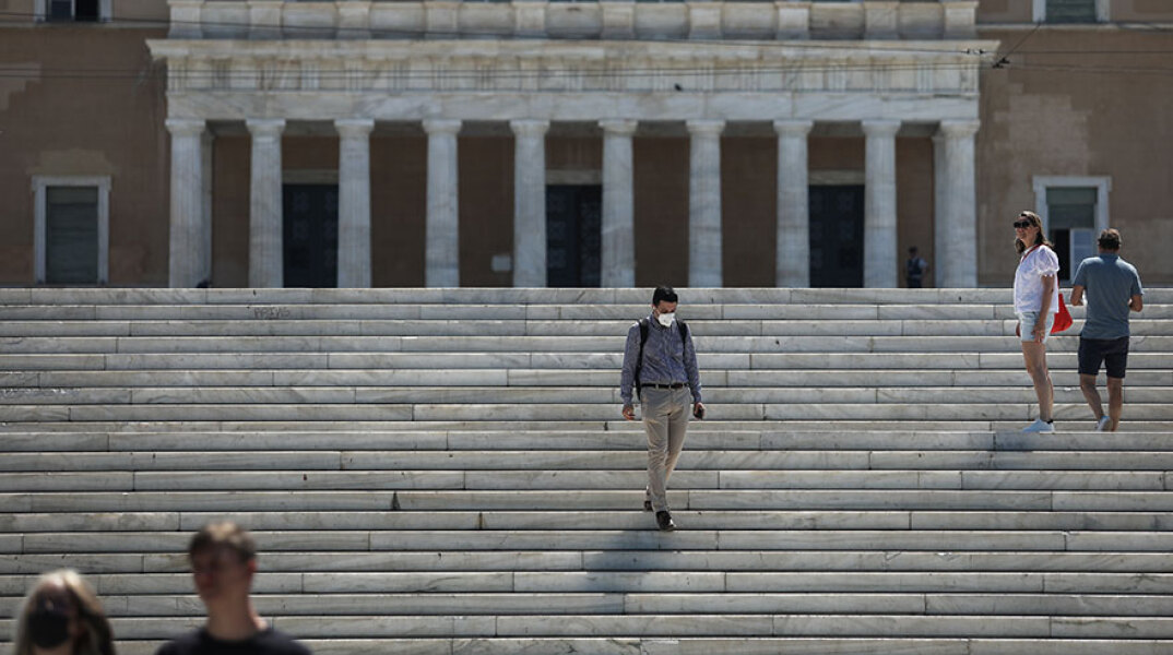 Άνδρας με μάσκα κατεβαίνει τις σκάλες στην πλατεία Συντάγματος (ΦΩΤΟ ΑΡΧΕΙΟΥ) - Ο ΕΟΔΥ ανακοίνωσε τα νέα κρούσματα κορωνοϊού σήμερα Παρασκευή 16 Ιουλίου 2021
