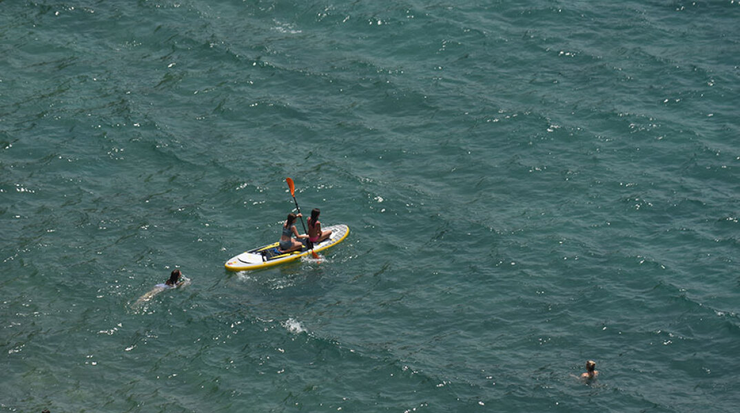 Λουόμενοι σε παραλία (ΦΩΤΟ ΑΡΧΕΙΟΥ) - Η Γερμανία βάζει την Ελλάδα στις «περιοχές κινδύνου» για τον κορωνοϊό
