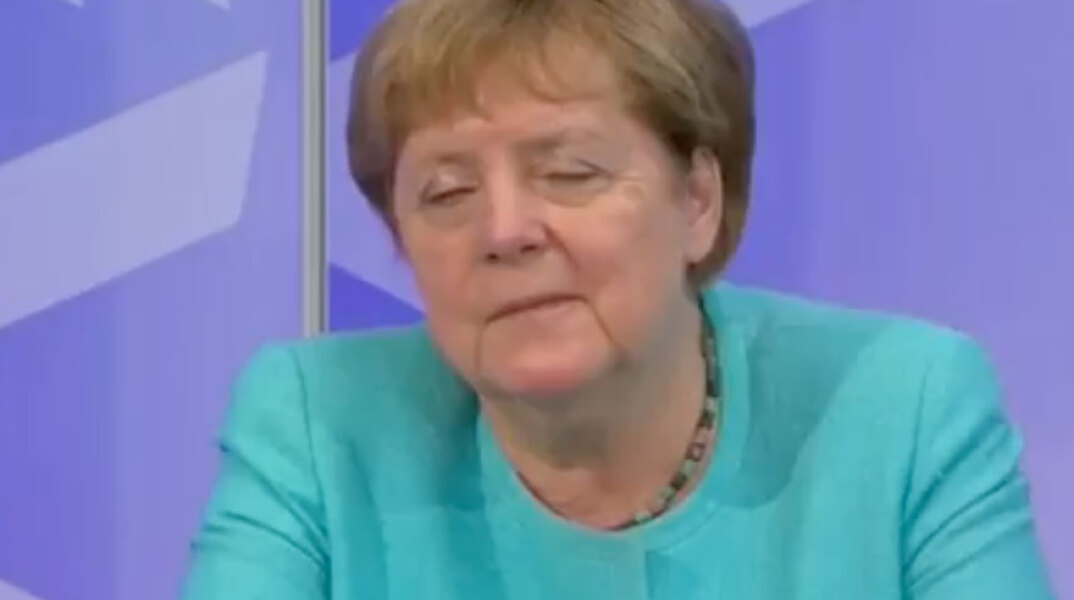 Η Άνγκελα Μέρκελ, Καγκελάριος της Γερμανίας, τη στιγμή που την παίρνει ο ύπνος σε τηλεδιάσκεψη