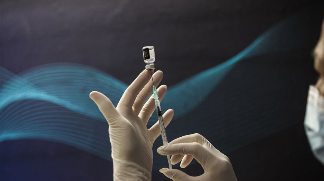 Υγειονομικός ετοιμάζει εμβόλιο για κορωνοϊό (ΦΩΤΟ ΑΡΧΕΙΟΥ) - Οι ανεμβολίαστοι κινδυνεύουν από τη μετάλλαξη Δέλτα, προειδοποιεί ο Ηλίας Μόσιαλος στη νέα του ανάρτηση στο Facebook