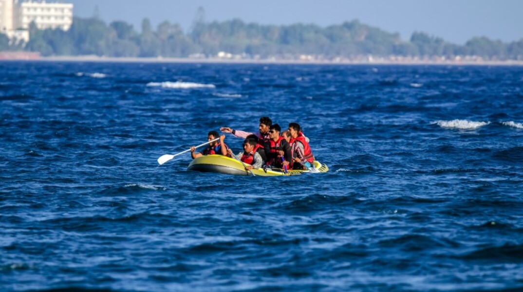 Mετανάστες σε φουσκωτό στη θάλασσα © EUROKINISSI