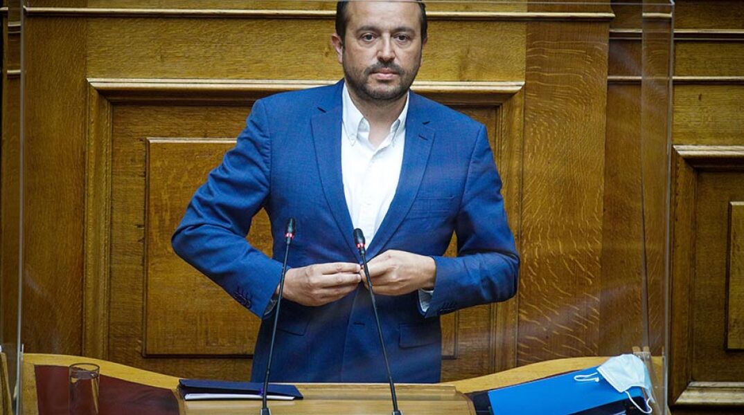 Ο Νίκος Παππάς στη Βουλή