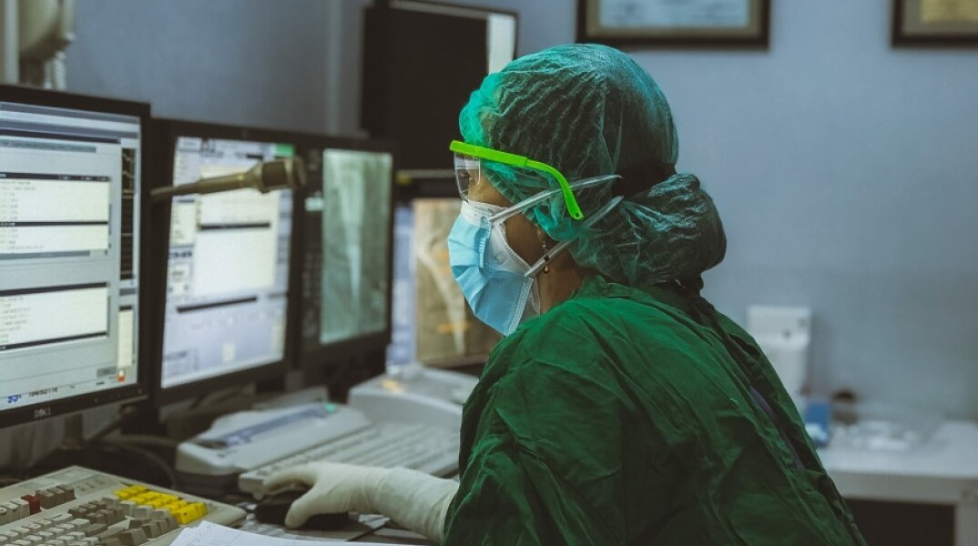 Γιατρός μπροστά σε υπολογιστή © Unsplash