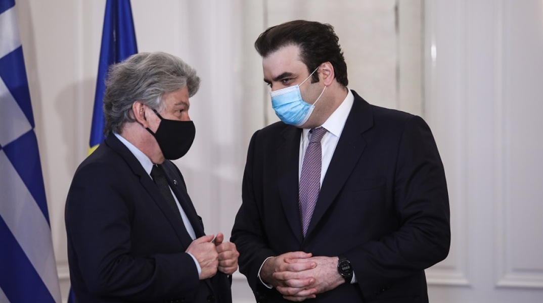 Ο υπουργός Ψηφιακής Διακυβέρνησης, Κυριάκος Πιερρακάκης, και ο Ευρωπαίος Επίτροπος, Τιερί Μπρετόν