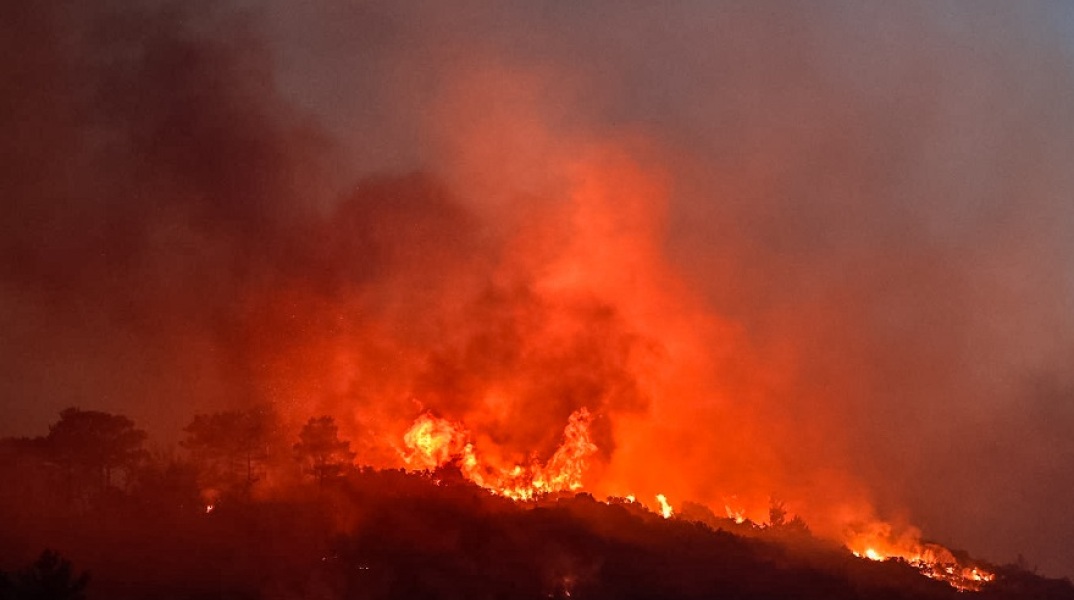 Το πύρινο μέτωπο σε δασική έκταση στη Σάμο - Συνεχίζεται η «μάχη» των Πυροσβεστών με τη φωτιά