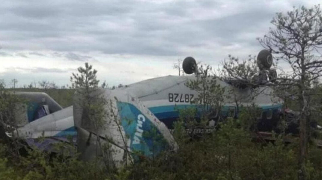 Το ρωσικό αεροσκάφος στη Σιβηρία που αναποδογύρισε μετά την ανώμαλη προσγείωση, όταν έσβησαν οι κινητήρες μετά την απογείωση