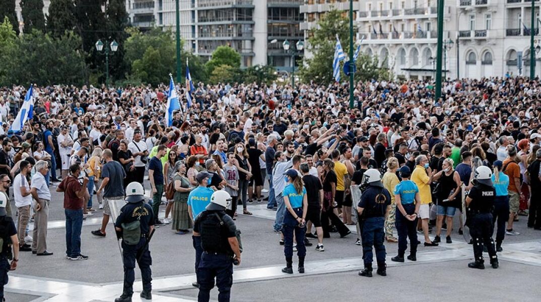 Συγκέντρωση και πορεία ενάντια στην υποχρεωτικότητα του εμβολιασμού στην Αθήνα