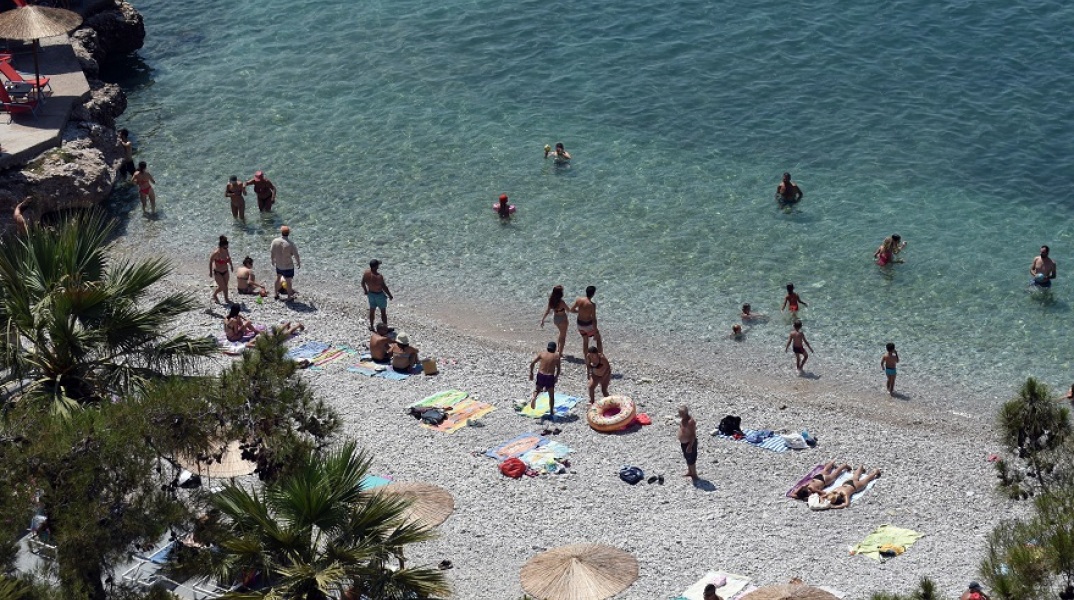 Καιρός: Οι υψηλές θερμοκρασίες οδηγούν τους πολίτες στην παραλία