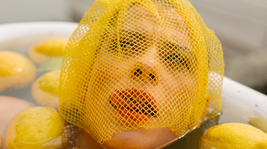 Η τραγουδίστρια Kovacs φορά στο κεφάλι δίχτυ από λεμόνια