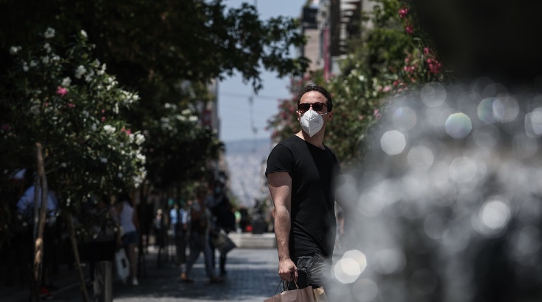 Άνδρας με μάσκα στο κέντρο της Αθήνας
