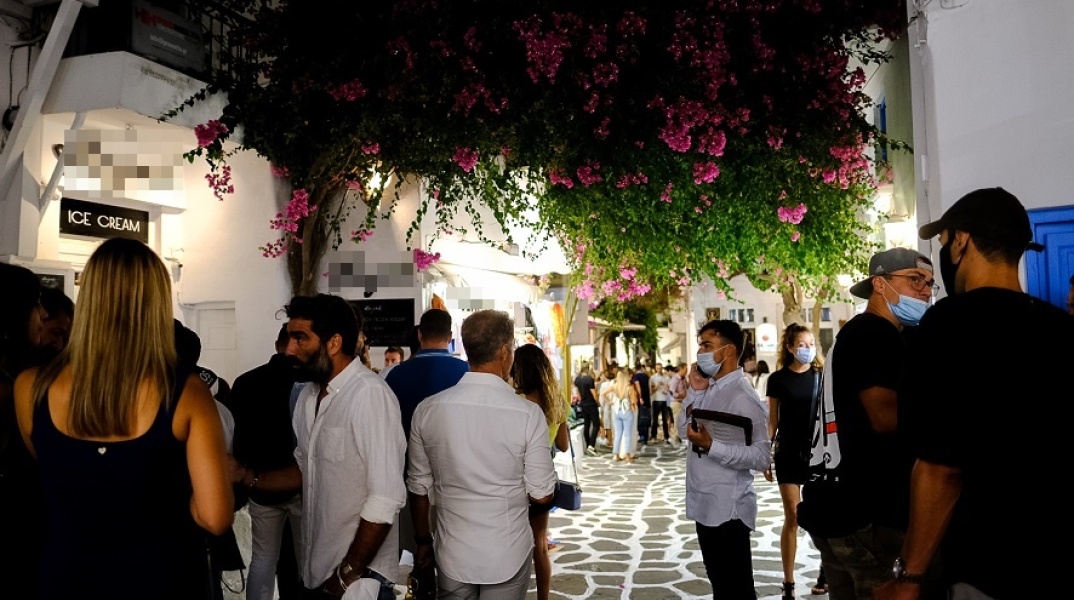 Πολίτες με μάσκα στα Ματογιάννια της Μυκόνου 