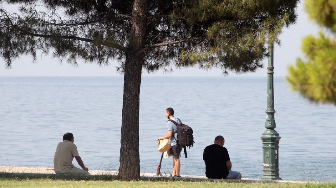 Πολίτες στην παραλία της Θεσσαλονίκης
