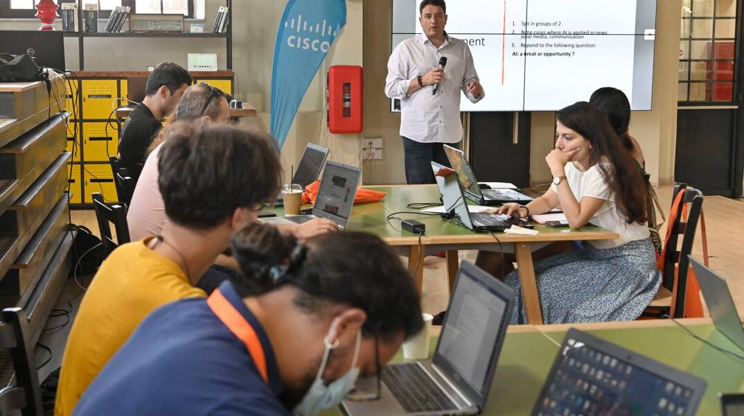 Καθηγητές και μαθητές σε σεμινάριο