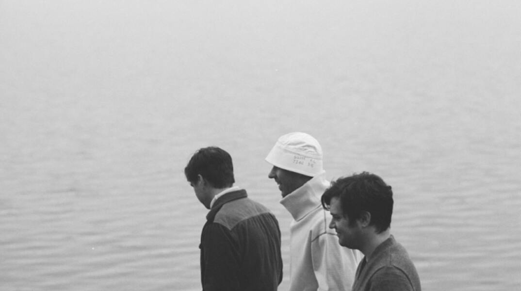 Το συγκρότημα badbadnotgood - Ασπρόμαυρη φωτογραφία που δείχνει τρεις άνδρες σε θάλασσα