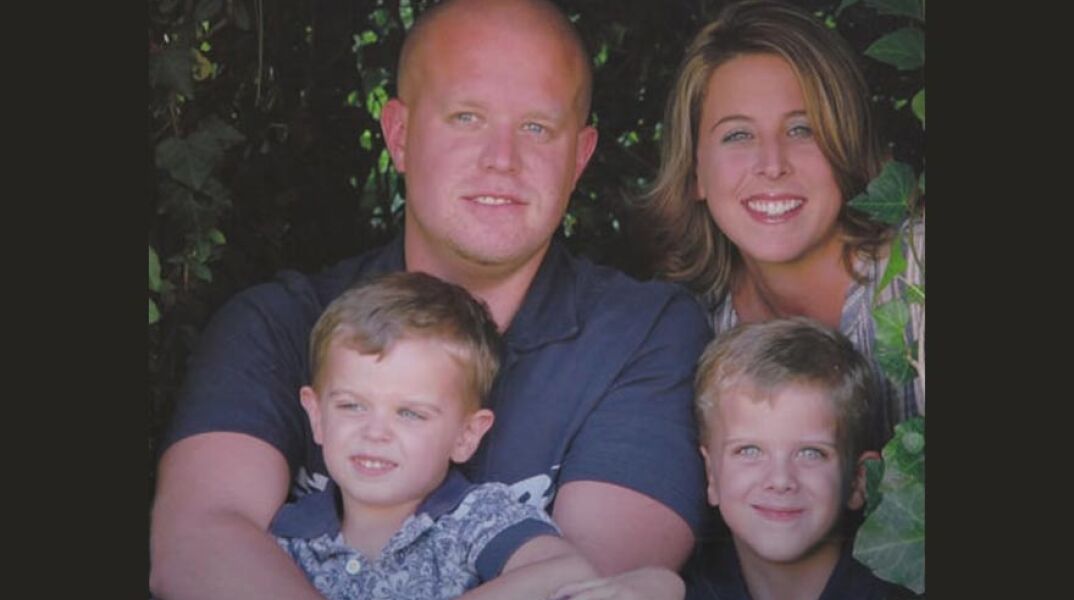 Ο Κρις (Κρίστοφερ) Κόλμαν με τη γυναίκα και τα δύο παιδιά τους