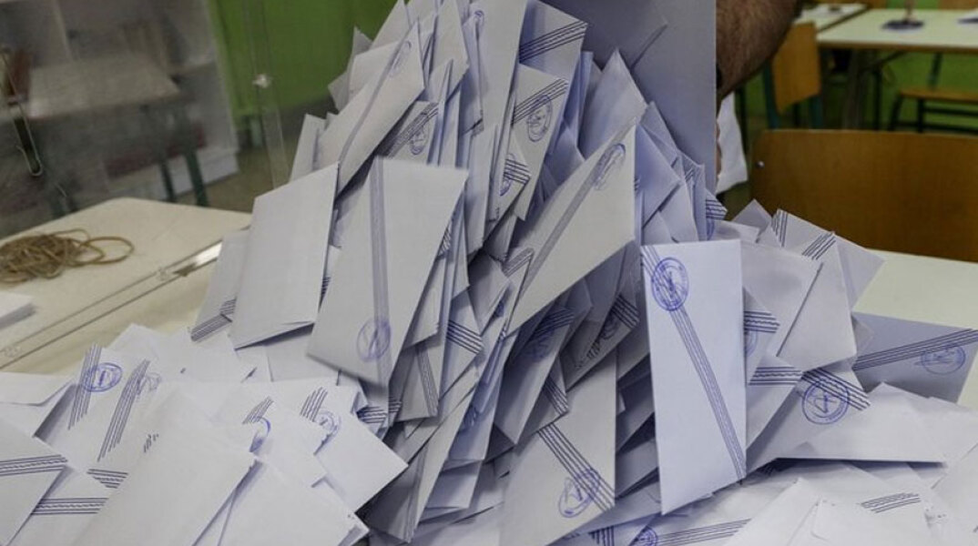 Ψήφοι στην κάλπη (ΦΩΤΟ ΑΡΧΕΙΟΥ) - Διψήφια η διαφορά της ΝΔ έναντι του ΣΥΡΙΖΑ στην πρόθεση ψήφου, σύμφωνα με νέα δημοσκόπηση της Alco