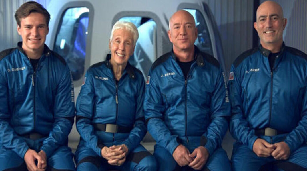 Ο Τζεφ Μπέζος, με τον αδελφό του Μαρκ, την 82χρονη Ουάλι Φανκ και τον 18χρονο Όλιβερ Ντίμεν ετοιμάζονται για το ταξίδι στο Διάστημα