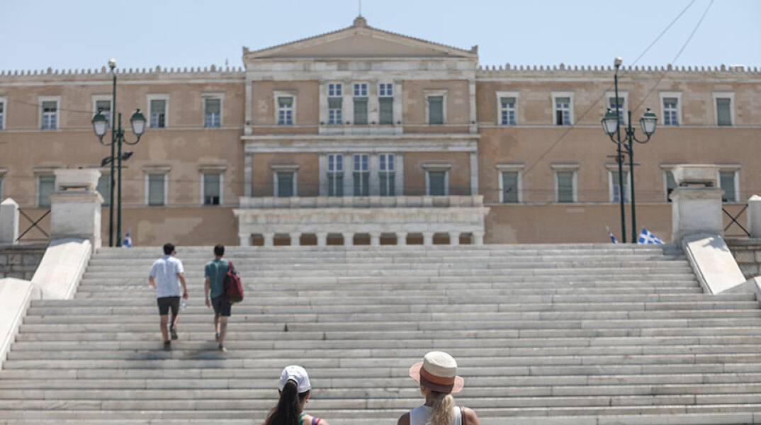 Πολίτες ανεβαίνουν τις σκάλες στην πλατεία Συντάγματος (ΦΩΤΟ ΑΡΧΕΙΟΥ) - Ο ΕΟΔΥ ανακοίνωσε σήμερα Δευτέρα 19 Ιουλίου 2021 τα νέα κρούσματα κορωνοϊού στην Ελλάδα