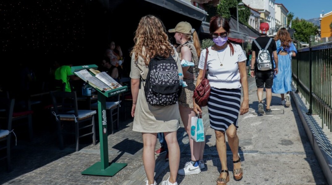 Νέοι στο Μοναστηράκι © EUROKINISSI - Ανοίγει η πλατφόρμα Freedom Pass