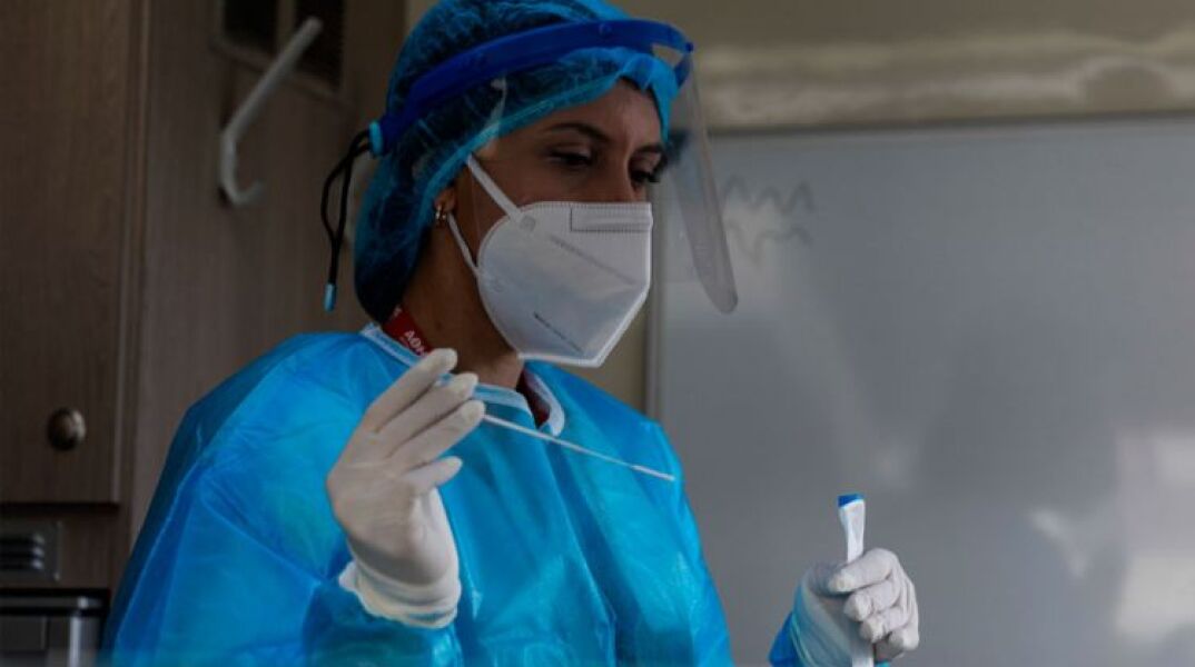 Υγειονομικός διενεργεί δωρεάν rapid test για κορωνοϊό 
