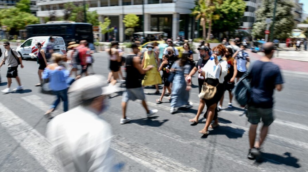 Στιγμιότυπο από το κέντρο της Αθήνας © EUROKINISSI / ΤΑΤΙΑΝΑ ΜΠΟΛΑΡΗ -  Η κατανομή των νέων κρουσμάτων κορωνοϊού στην Αττική που ανακοίνωσε ο ΕΟΔΥ σήμερα 20/7