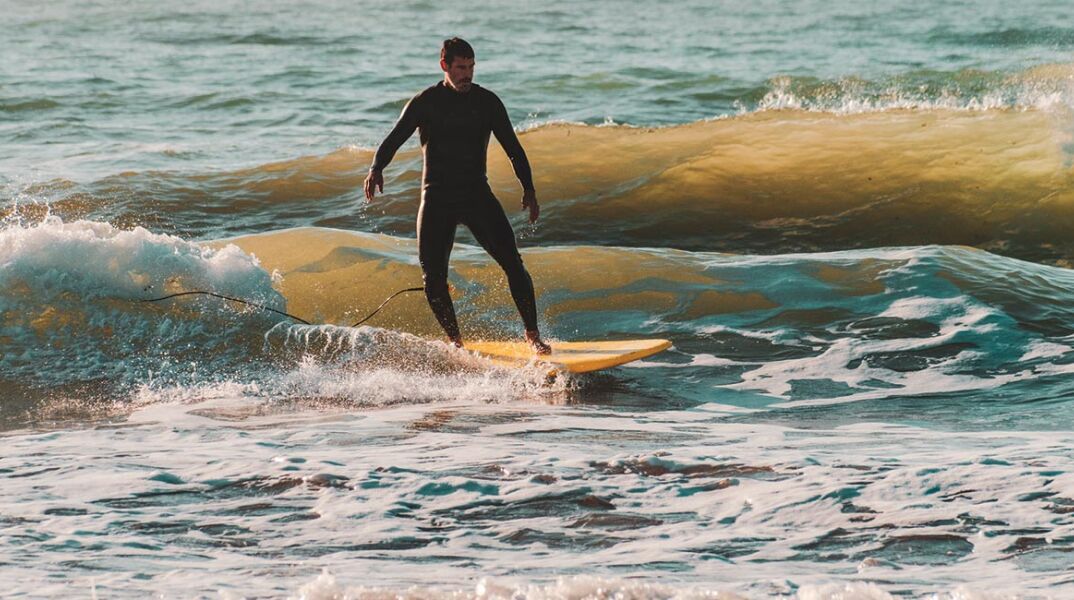 Ισίδωρος Πλυτάς, Surfer και ιδιοκτήτης της Greek Surfing Academy