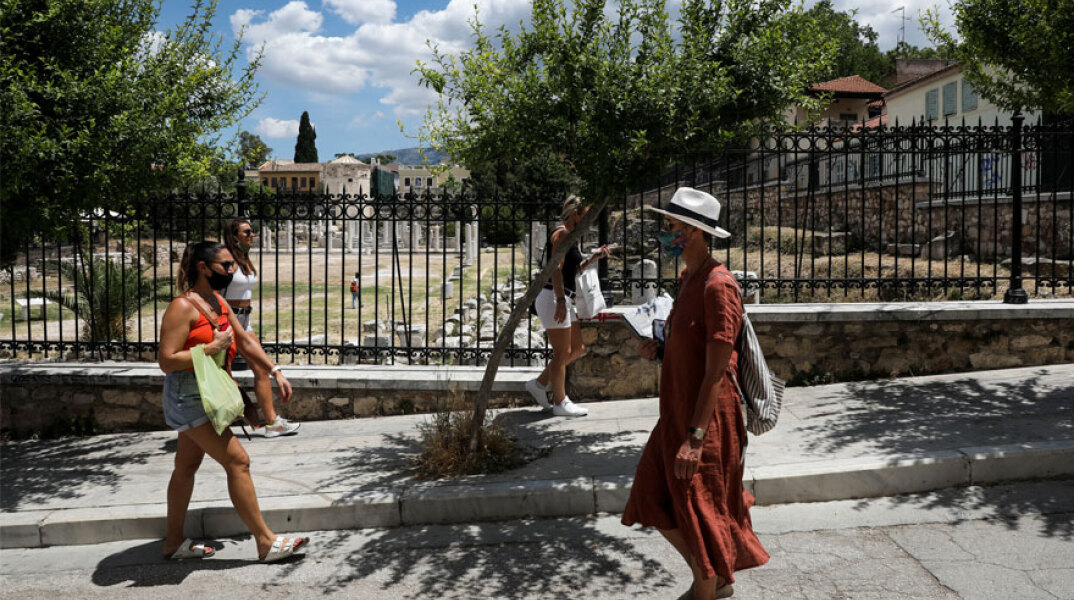 Πολίτες με μάσκα στο κέντρο της Αθήνας (ΦΩΤΟ ΑΡΧΕΙΟΥ) - «Έκρηξη» του ιικού φορτίου σε Αττική και Θεσσαλονίκη δείχνουν οι μετρήσεις στα λύματα