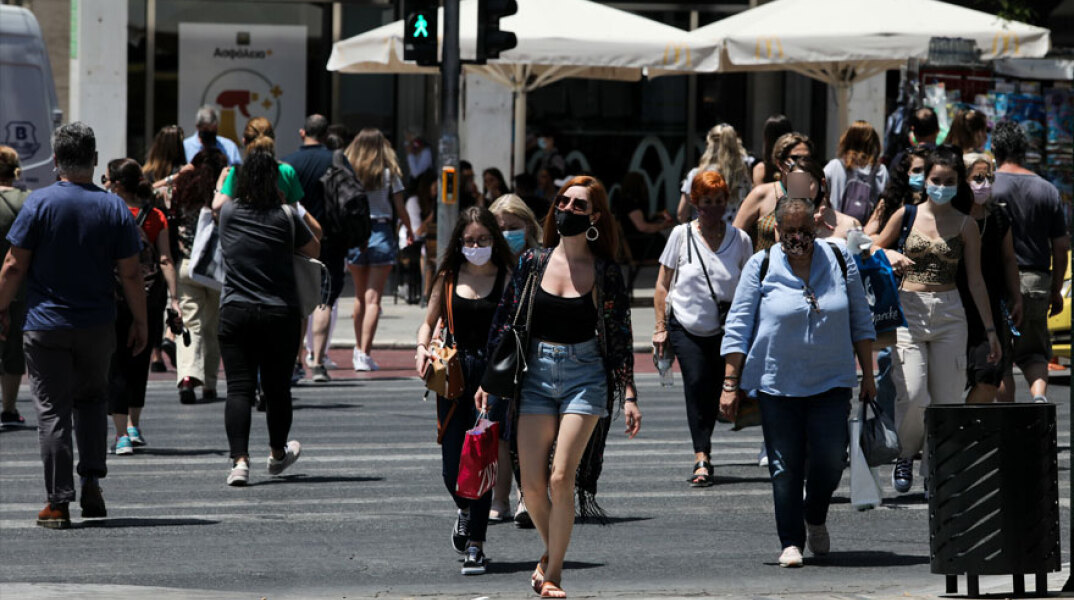Πολίτες με μάσκα διασχίζουν τη διάβαση πεζών στο Σύνταγμα (ΦΩΤΟ ΑΡΧΕΙΟΥ) - Ο ΕΟΔΥ ανακοίνωσε τα νέα κρούσματα κορωνοϊού σήμερα Τρίτη 20 Ιουλίου 2021