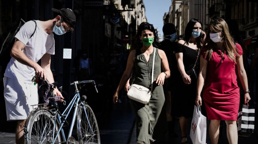 Πολίτες με μάσκα για τον κορωνοϊό (ΦΩΤΟ ΑΡΧΕΙΟΥ) - Τέλος η υποχρεωτική χρήση της στη Γαλλία για όσους έχουν υγειονομικό πιστοποιητικό