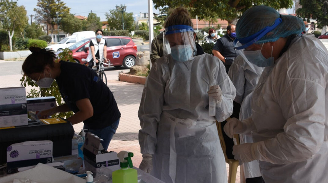 Υγειονομικοί ετοιμάζουν rapid test για κορωνοϊό σε πολίτες (ΦΩΤΟ ΑΡΧΕΙΟΥ) - Ο ΕΟΔΥ ανακοίνωσε τα σημεία που διενεργούνται δωρεάν την Τετάρτη 21 Ιουλίου 2021