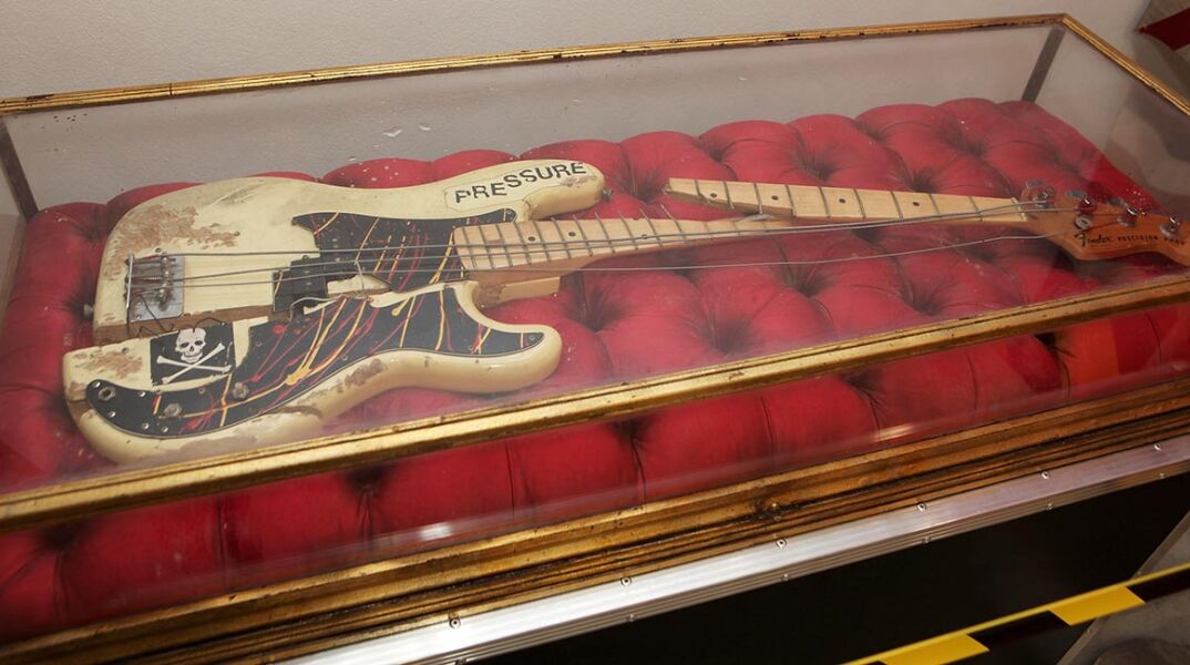 Το περίφημο μπάσο των Clash στο Μουσείο του Λονδίνου