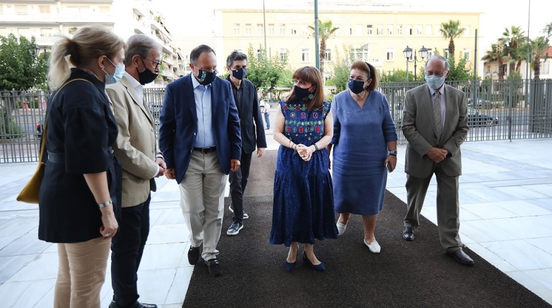 Την Πρόεδρο της Δημοκρατίας, κ. Κατερίνα Σακελλαροπούλου, υποδέχεται στο Μέγαρο η Υπουργός Πολιτισμού και Αθλητισμού κ. Λίνα Μενδώνη, μαζί με τον πρόεδρο του Μεγάρου Μουσικής Αθηνών, κ. Νικόλαο Πιμπλή