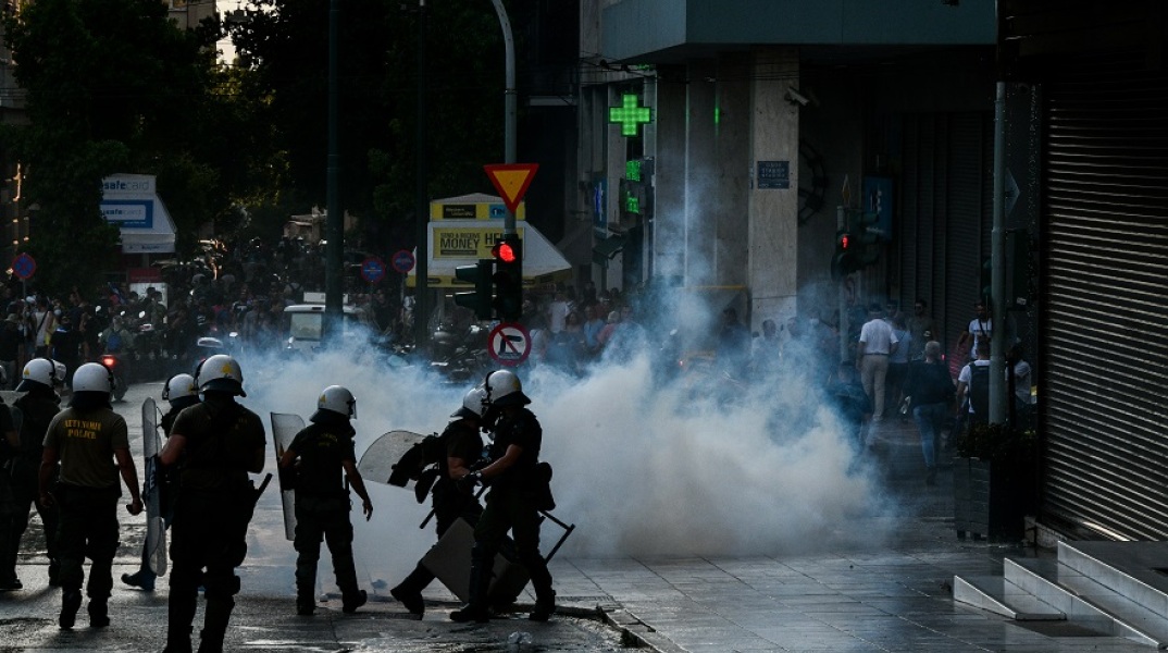 Στιγμιότυπο από την ένταση στη συγκέντρωση αντιεμβολιαστών στο Σύνταγμα