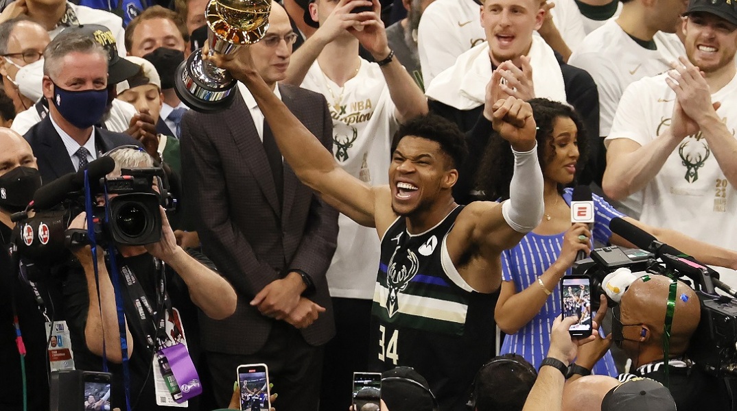 Ο Γιάννης Αντετοκούμπο πανηγυρίζει μετά τους τελικούς του NBA