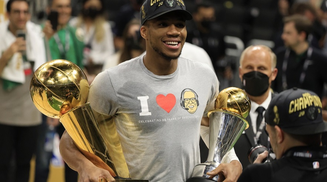 Η ιστορία πίσω από την μπλούζα του Γιάννη Αντετοκούνμπο