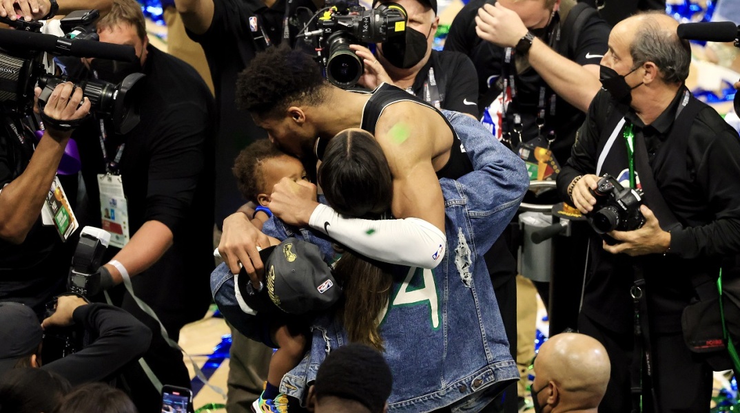 Ο Γιάννης Αντετοκούνμπο στην αγκαλιά της Μαράια και του Λίαμ Τσαρλς