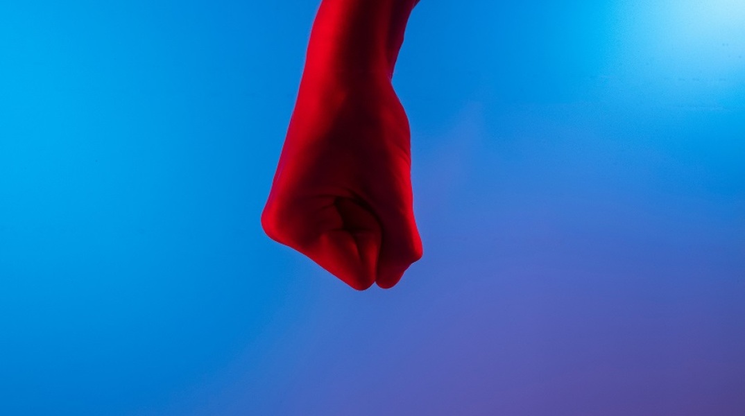 Εικόνα που δείχνει κόκκινη γροθιά