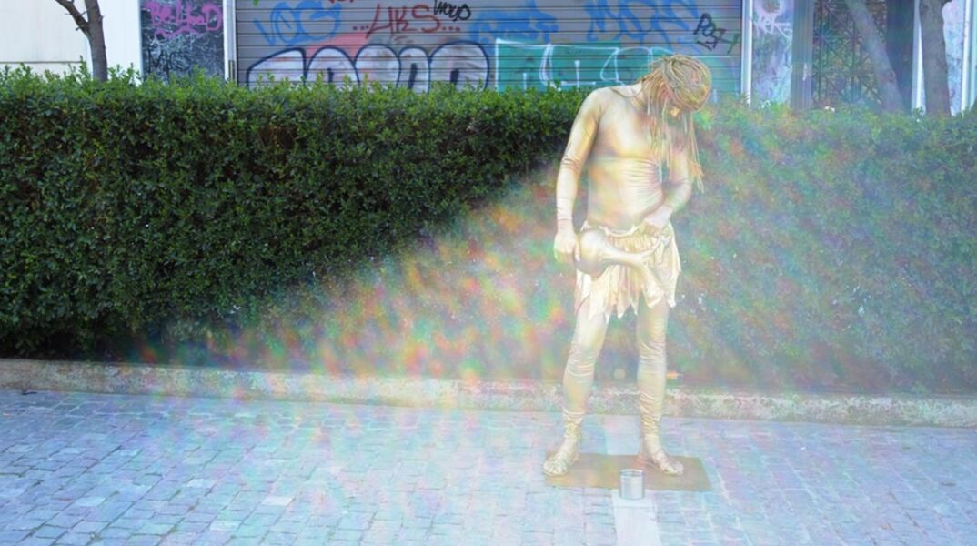 Φωτογραφία στο εξώφυλλο της συλλογής «Ποιήματα» του Ηλία Ευθυμιόπουλου (εκδ. ATHENS VOICE BOOKS)