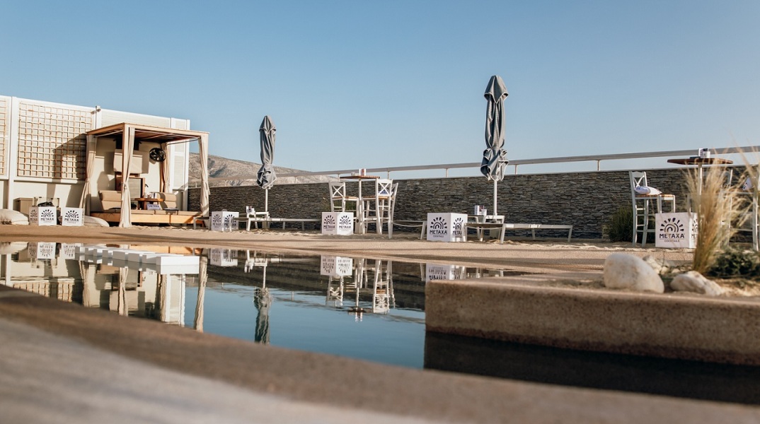 Η ταράτσα του Mavili Beach μετατρέπεται σε Pop Up METAXA Bar!