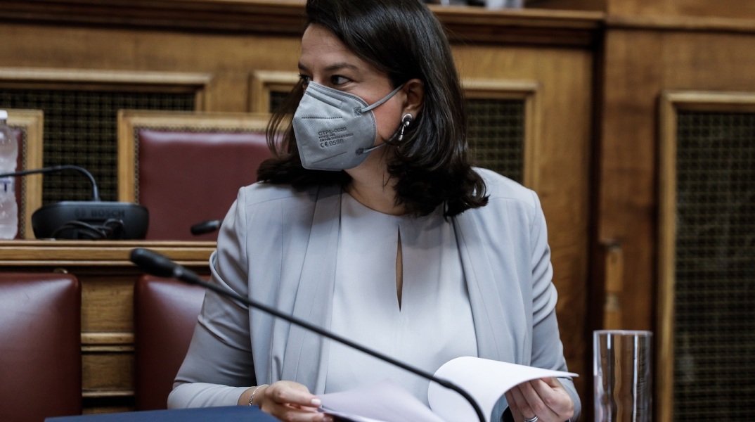 Η Νίκη Κεραμέως με μάσκα προστασίας στα έδρανα της Βουλής