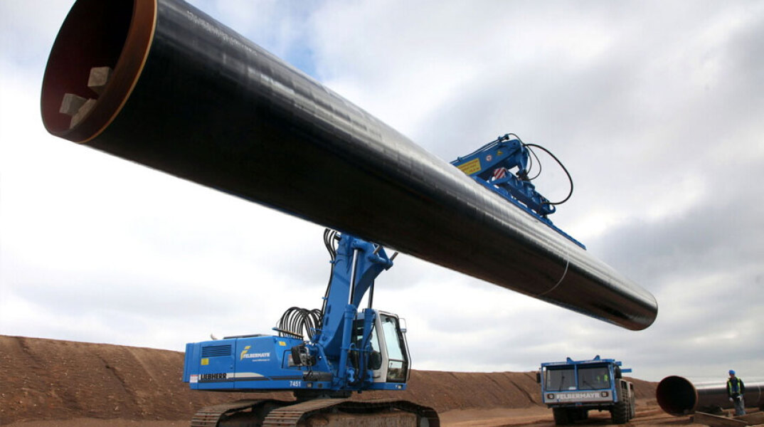 Nord Stream 2 - Μπουλντόζες μεταφέρουν σωλήνες για τον ρωσικό αγωγό στη Βαλτική Θάλασσα που θα μεταφέρει αέριο στη Δυτική Ευρώπη