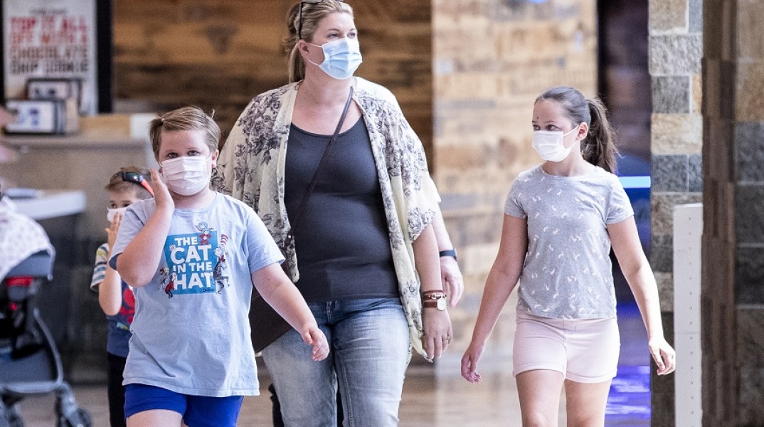 Πολίτες με μάσκα προστασίας από τον κορωνοϊό